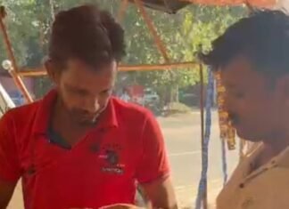 फायरमैन ने एचपी गैस टैंकर चालक को लौटाया पर्स:पैसों और अहम दस्तावेजों से भरा था पर्स, बस्ती में पेश की ईमानदारी की मिसाल