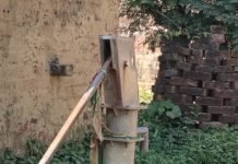 महीनों से खराब पड़ा हैंडपंप:धूमबोझी में ग्रामीणों और राहगीरों को पीने के पानी की दिक्कत
