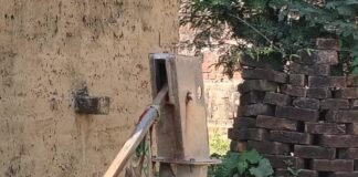 महीनों से खराब पड़ा हैंडपंप:धूमबोझी में ग्रामीणों और राहगीरों को पीने के पानी की दिक्कत
