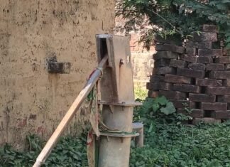 महीनों से खराब पड़ा हैंडपंप:धूमबोझी में ग्रामीणों और राहगीरों को पीने के पानी की दिक्कत