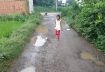 महुलानी-ओझागंज मार्ग बदहाल:बस्ती के कप्तानगंज में बारिश से बढ़ रहा हादसे का खतरा