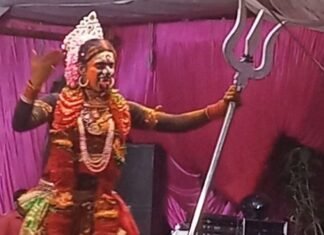 गणेश महोत्सव में मां काली की झांकी:श्रावस्ती में देर रात तक उमड़े श्रद्धालु, दिखा भक्ति-शक्ति का संगम