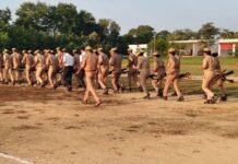 श्रावस्ती में एएसपी ने ली साप्ताहिक परेड की सलामी:जवानों को दौड़ कराई, अनुशासन पर जोर दिया; शस्त्रागार और रजिस्टर का भी किया निरीक्षण