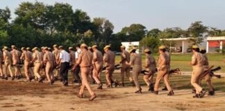 श्रावस्ती में एएसपी ने ली साप्ताहिक परेड की सलामी:जवानों को दौड़ कराई, अनुशासन पर जोर दिया; शस्त्रागार और रजिस्टर का भी किया निरीक्षण