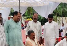 स्व. वेदमणि सिंह की पुण्यतिथि पर लगा स्वास्थ्य शिविर:बेमहारी में पत्नी प्रभावती सिंह ने कराया आयोजन, बड़ी संख्या में लोगों ने किया रक्तदान
