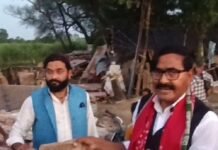 इकौना में बुलडोजर पीड़ितों से मिले पूर्व विधायक:असलम राईनी बोले- मामले की निष्पक्ष जांच हो