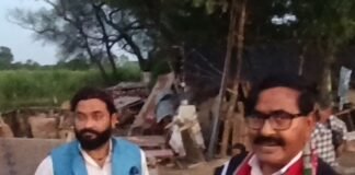 इकौना में बुलडोजर पीड़ितों से मिले पूर्व विधायक:असलम राईनी बोले- मामले की निष्पक्ष जांच हो