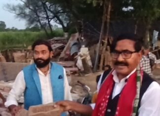 इकौना में बुलडोजर पीड़ितों से मिले पूर्व विधायक:असलम राईनी बोले- मामले की निष्पक्ष जांच हो