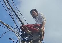 जमुनहा बाजार में बिजली का फेज उड़ने से अंधेरा:आधी रात तक आधी आबादी परेशान रही, जेई के निर्देश पर सप्लाई बहाल