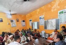 ग्राम चौपाल में ग्रामीणों को सरकारी योजनाओं की जानकारी दी:सिंदुरिया में सेवा संकल्प अभियान के तहत 17 सितंबर से 17 अक्टूबर तक चलेगा कार्यक्रम