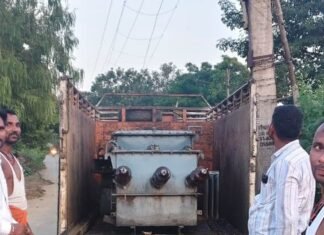 दैनिक भास्कर की खबर का असर:कठार जंगल में खराब ट्रांसफार्मर बदला गया, 20 घरों को मिली राहत