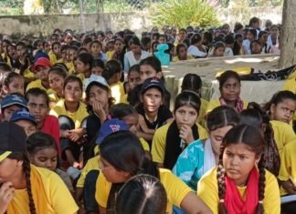 जमुनहा की 100 छात्राओं ने फूलों की बागवानी का भ्रमण-किया:जमुनहा में एक्सपोजर विजिट का आयोजन किया, छात्राओं में उत्साह दिखा