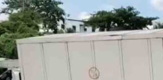 विक्रमजोत में NH-28 पर डीसीएम-ट्रेलर की टक्कर:अवधेश सिंह होटल के पास हुआ हादसा, ड्राइवर गंभीर घायल