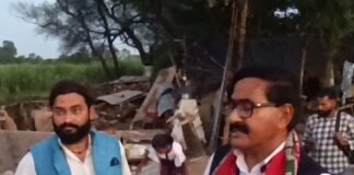तालाब की जमीन से हटा अवैध कब्जा:पूर्व विधायक परिवारों से मिलने पहुंचे, 40 साल पुराने निर्माण का दावा