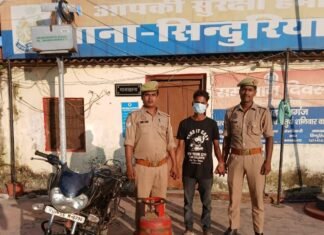 चोरी के गैस सिलेंडर और बाइक के साथ आरोपी गिरफ्तार:सिंदुरिया पुलिस ने पकड़ा, मिठौरा बाजार से हुई थी चोरी