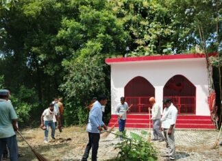 नयकापार ग्राम पंचायत में सफाई कर्मियों ने चलाया अभियान:कप्तानगंज ब्लॉक के न्याय पंचायत प्रभारी के नेतृत्व में सार्वजनिक स्थानों की सफाई की गई