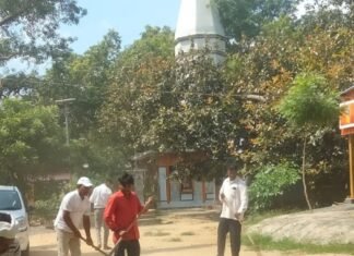 कप्तानगंज में सफाई कर्मियों ने चलाया अभियान:मरवटिया तिवारी ग्राम पंचायत में सार्वजनिक जगहों की सफाई की, ग्रामीणों ने सराहा