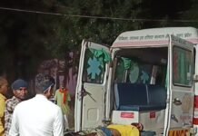 इकौना में दो बाइकों की आमने-सामने भिड़ंत:तहसील के पास हुए हादसे में तीन लोग गंभीर घायल, बहराइच रेफर