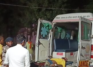 इकौना में दो बाइकों की आमने-सामने भिड़ंत:तहसील के पास हुए हादसे में तीन लोग गंभीर घायल, बहराइच रेफर