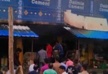 खेसुआ नई बाजार में शॉर्ट सर्किट से दुकान में आग:10 लाख का सामान जला, ग्रामीणों और फायर ब्रिगेड ने पाया काबू