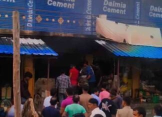 खेसुआ नई बाजार में शॉर्ट सर्किट से दुकान में आग:10 लाख का सामान जला, ग्रामीणों और फायर ब्रिगेड ने पाया काबू