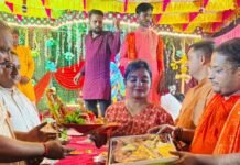 श्रावस्ती में गणेश महोत्सव की महाआरती में उमड़ी भारी भीड़:भगवान गणेश के जयकारों से गूंजा मंदिर परिसर, 11 बच्चों को मिला पुरस्कार