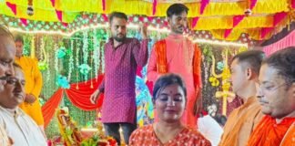 श्रावस्ती में गणेश महोत्सव की महाआरती में उमड़ी भारी भीड़:भगवान गणेश के जयकारों से गूंजा मंदिर परिसर, 11 बच्चों को मिला पुरस्कार