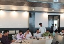 महराजगंज में 8 कॉन्ट्रेक्टरों को ब्लैकलिस्ट करने के निर्देश:विकास कार्यों में देरी और लापरवाही पर डीएम सख्त