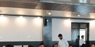 महराजगंज में 8 कॉन्ट्रेक्टरों को ब्लैकलिस्ट करने के निर्देश:विकास कार्यों में देरी और लापरवाही पर डीएम सख्त