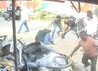 बस्ती में युवक पर दबंगों का हमला:लोहे की रॉड से पीटा, CCTV में कैद हुई घटना; घायल अस्पताल में भर्ती