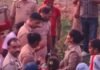 पुलिस वाहन से कूदा शख्स, शांति ड्यूटी के दौरान मौत:सिसवारा गांव में हुई घटना, अस्पताल ले जाने पर डॉक्टरों ने मृत घोषित किया