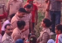 पुलिस वाहन से कूदा शख्स, शांति ड्यूटी के दौरान मौत:सिसवारा गांव में हुई घटना, अस्पताल ले जाने पर डॉक्टरों ने मृत घोषित किया