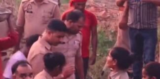 पुलिस वाहन से कूदा शख्स, शांति ड्यूटी के दौरान मौत:सिसवारा गांव में हुई घटना, अस्पताल ले जाने पर डॉक्टरों ने मृत घोषित किया
