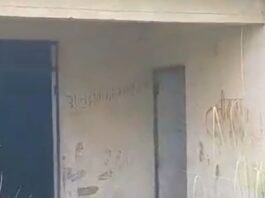 आंगनबाड़ी केंद्र जर्जर, परिसर में उगी झाड़ियां:देखरेख के अभाव में बदहाल हुआ भवन, ग्रामीणों ने की मरम्मत की मांग