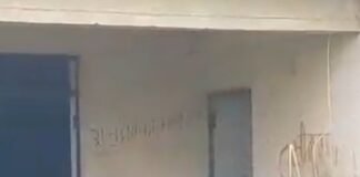 आंगनबाड़ी केंद्र जर्जर, परिसर में उगी झाड़ियां:देखरेख के अभाव में बदहाल हुआ भवन, ग्रामीणों ने की मरम्मत की मांग