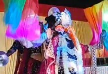 गणेश पंडाल में बलिया के कलाकारों ने बांधा समां:जमुनहा में देर रात तक गूंजती रही तालियां, सांस्कृतिक कार्यक्रम देखने आसपास से भी पहुंचे लोग
