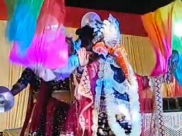 गणेश पंडाल में बलिया के कलाकारों ने बांधा समां:जमुनहा में देर रात तक गूंजती रही तालियां, सांस्कृतिक कार्यक्रम देखने आसपास से भी पहुंचे लोग