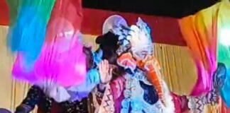 गणेश पंडाल में बलिया के कलाकारों ने बांधा समां:जमुनहा में देर रात तक गूंजती रही तालियां, सांस्कृतिक कार्यक्रम देखने आसपास से भी पहुंचे लोग