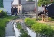 अयोध्यापुरवा में जलभराव और कीचड़ से ग्रामीण परेशान:नाली न होने से सड़क पर जमा गंदा पानी; स्कूली बच्चों और बुजुर्गों को परेशानी, समाधान की मांग