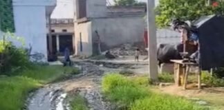 अयोध्यापुरवा में जलभराव और कीचड़ से ग्रामीण परेशान:नाली न होने से सड़क पर जमा गंदा पानी; स्कूली बच्चों और बुजुर्गों को परेशानी, समाधान की मांग