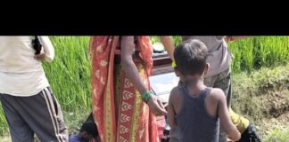 इकौना के धरमपुर चौराहा पर वाहन गड्ढे में फंसा:ग्रामीणों ने बाहर निकालने में की मदद, खराब सड़क से लोग परेशान