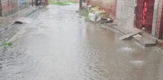 तीन दिन की बारिश से पिपरा गांव में जलभराव:रास्तों पर पानी भरने से ग्रामीणों को आने-जाने में दिक्कत