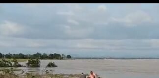 राप्ती नदी का जलस्तर बढ़ने से घाटेपुरवा में घुसा बाढ़:गांव में दहशत का माहौल, लोग मवेशियों के साथ सुरक्षित जगह जा रहे