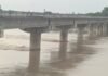 राप्ती नदी का जलस्तर बढ़ा, वीरपुर गांव की सड़क पर:मल्हीपुर-भिनगा संपर्क मार्ग पर भी चढ़ा पानी, ग्रामीणों के लिए राहत केंद्र चिन्हित