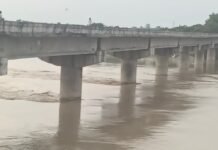 राप्ती नदी का जलस्तर बढ़ा, वीरपुर गांव की सड़क पर:मल्हीपुर-भिनगा संपर्क मार्ग पर भी चढ़ा पानी, ग्रामीणों के लिए राहत केंद्र चिन्हित