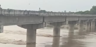 राप्ती नदी का जलस्तर बढ़ा, वीरपुर गांव की सड़क पर:मल्हीपुर-भिनगा संपर्क मार्ग पर भी चढ़ा पानी, ग्रामीणों के लिए राहत केंद्र चिन्हित