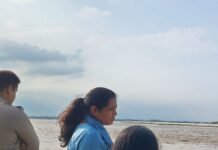 बाढ़ को लेकर प्रशासन अलर्ट, डीएम-एसपी ने किया निरीक्षण:इकौना के अति संवेदनशील गांव पहुंचे, मेडिकल टीम को एंटी वेनम रखने के निर्देश