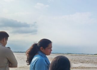 बाढ़ को लेकर प्रशासन अलर्ट, डीएम-एसपी ने किया निरीक्षण:इकौना के अति संवेदनशील गांव पहुंचे, मेडिकल टीम को एंटी वेनम रखने के निर्देश