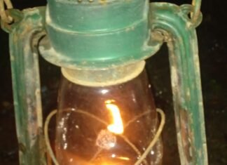 श्रावस्ती का नासिरगंज कस्बा 4 दिन से अंधेरे में:आंधी-बारिश से गिरे खंभे, लोग मोमबत्ती-लालटेन जलाने को मजबूर