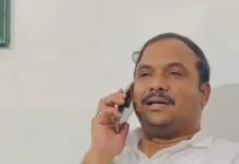 श्रावस्ती के हरिहरपुर रानी में बिजली ठप:तूफान से खंभे-ट्रांसफॉर्मर गिरे, सपा नेता ने सप्लाई शुरू करने की मांग की